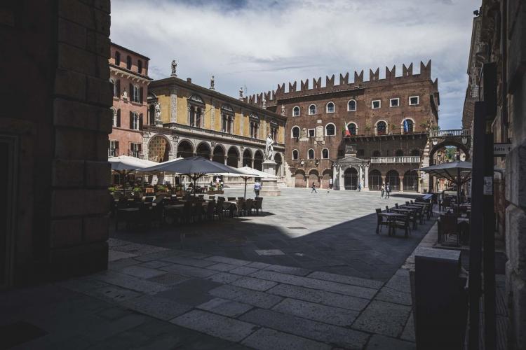 Dettaglio Piazza Dante