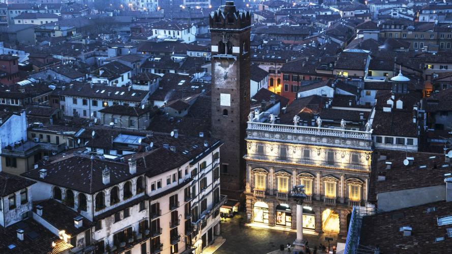 Palazzo Maffei, vista in notturna