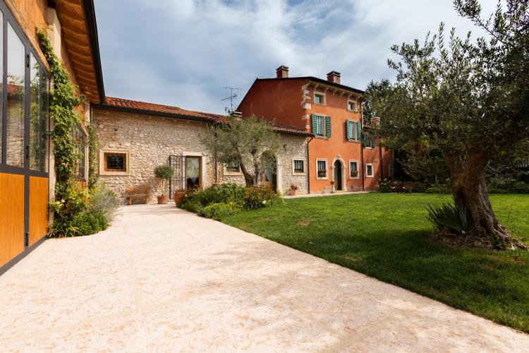 Frantoio all'esterno