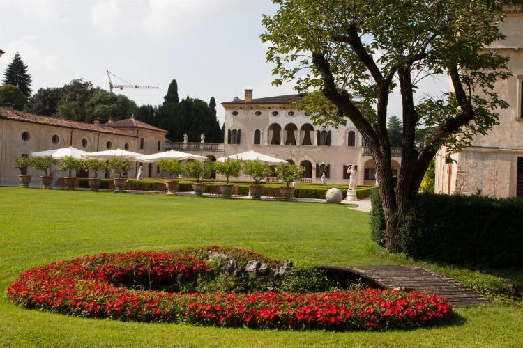 Villa Giona ed il suo giardino all'inglese