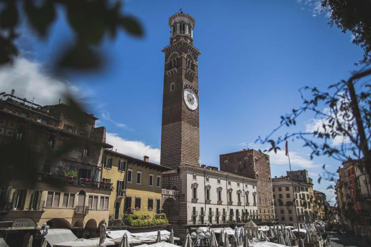 Torre dei Lamberti da Piazza Erbe