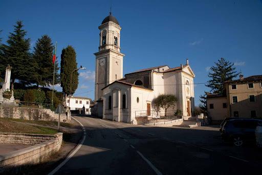 La chiesa dalla strada