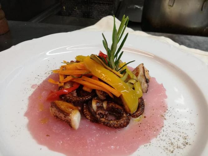 piovra su crema di tropea e verdurine