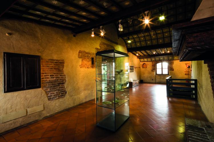 Quarto piano, vetrine con ceramiche d'epoca