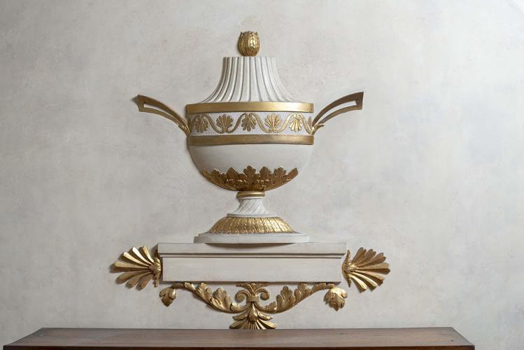 Dettaglio Vaso cesellato con foglia d'oro