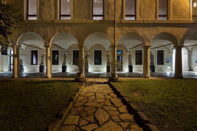 Cortile veduta statue femminili Arche Scaligere