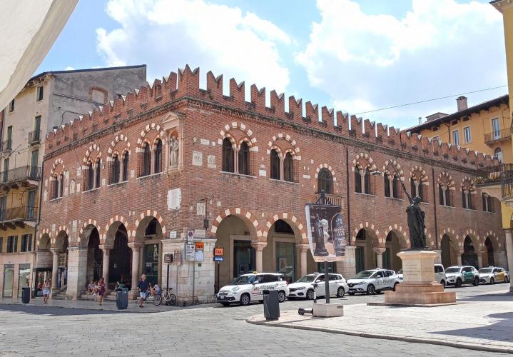 Domus Mercatorum