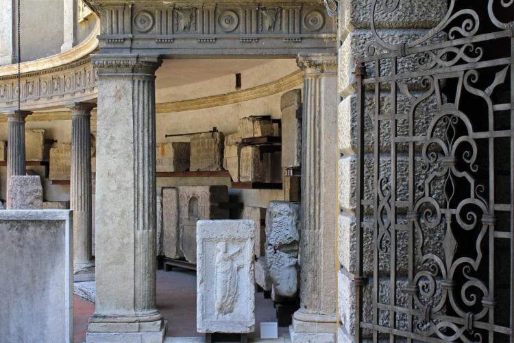 Esposizione nel portichetto del cortile