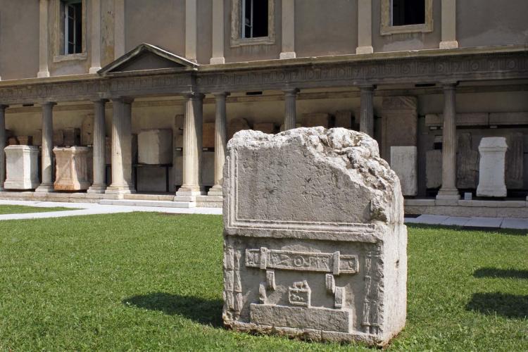 Esposizione lapide nel cortile