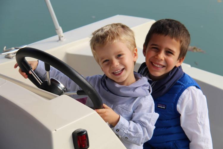 gita in barca con famiglia e bambini