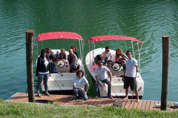 gita con amici in barca