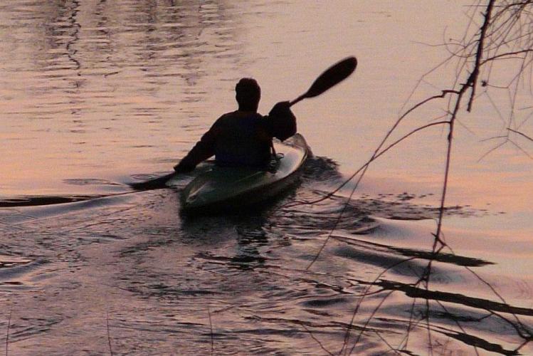 canoa al tramonto