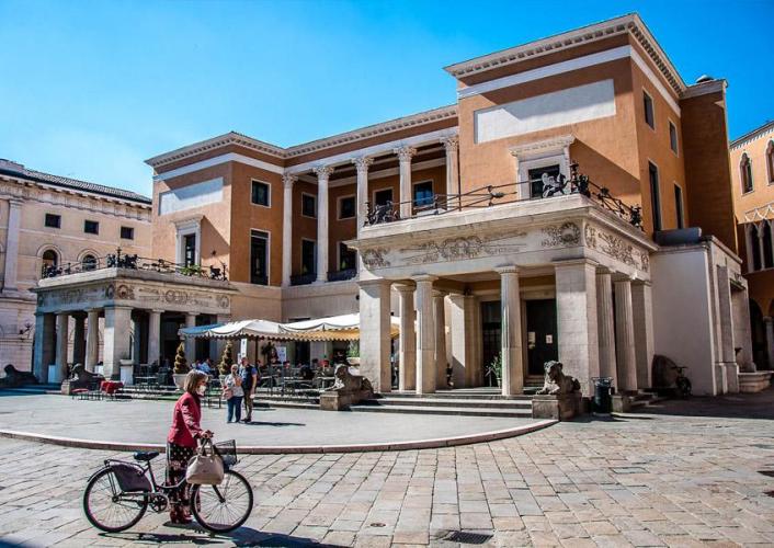 Piazza davanti al Caffè Pedrocchi