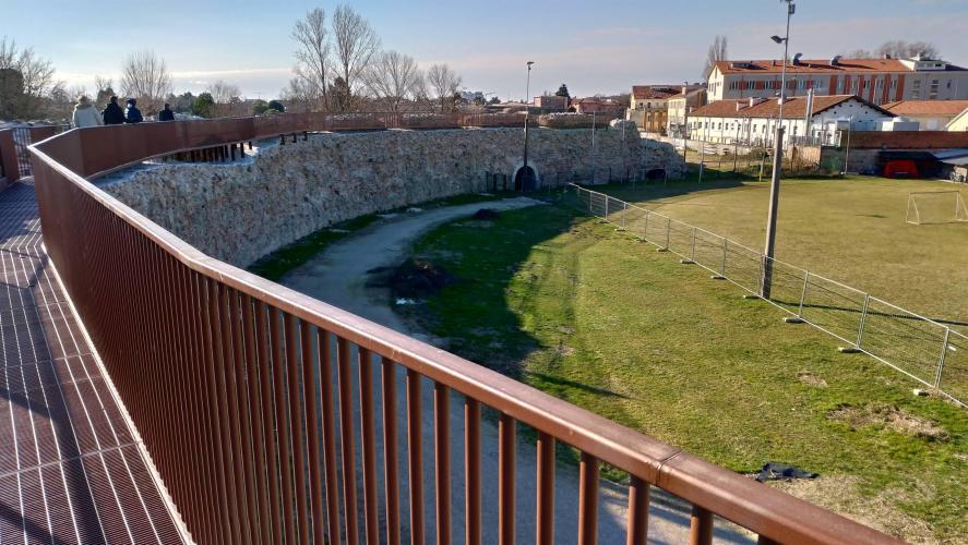 Castelnuovo passeggiata rialzata