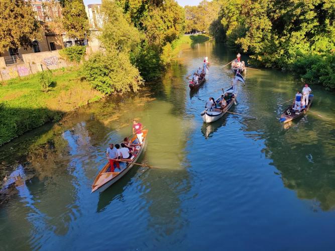navigazione in barca a remi
