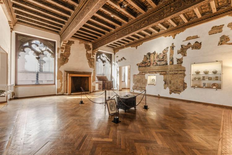 Mullioned windows Room