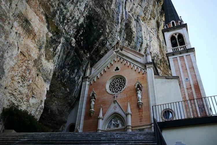 madonna-corona-tour-3