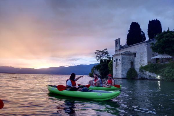 Scoprire Punta San Vigilio al tramonto in canoa