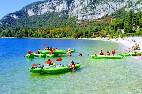 Topur in canoa con bambini