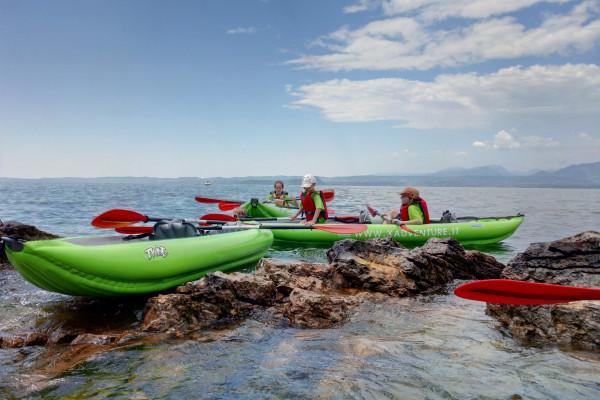 In canoa alla scoperta della natura del lago