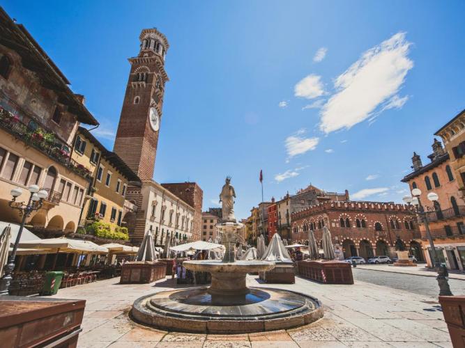 Piazza Erbe, panoramic